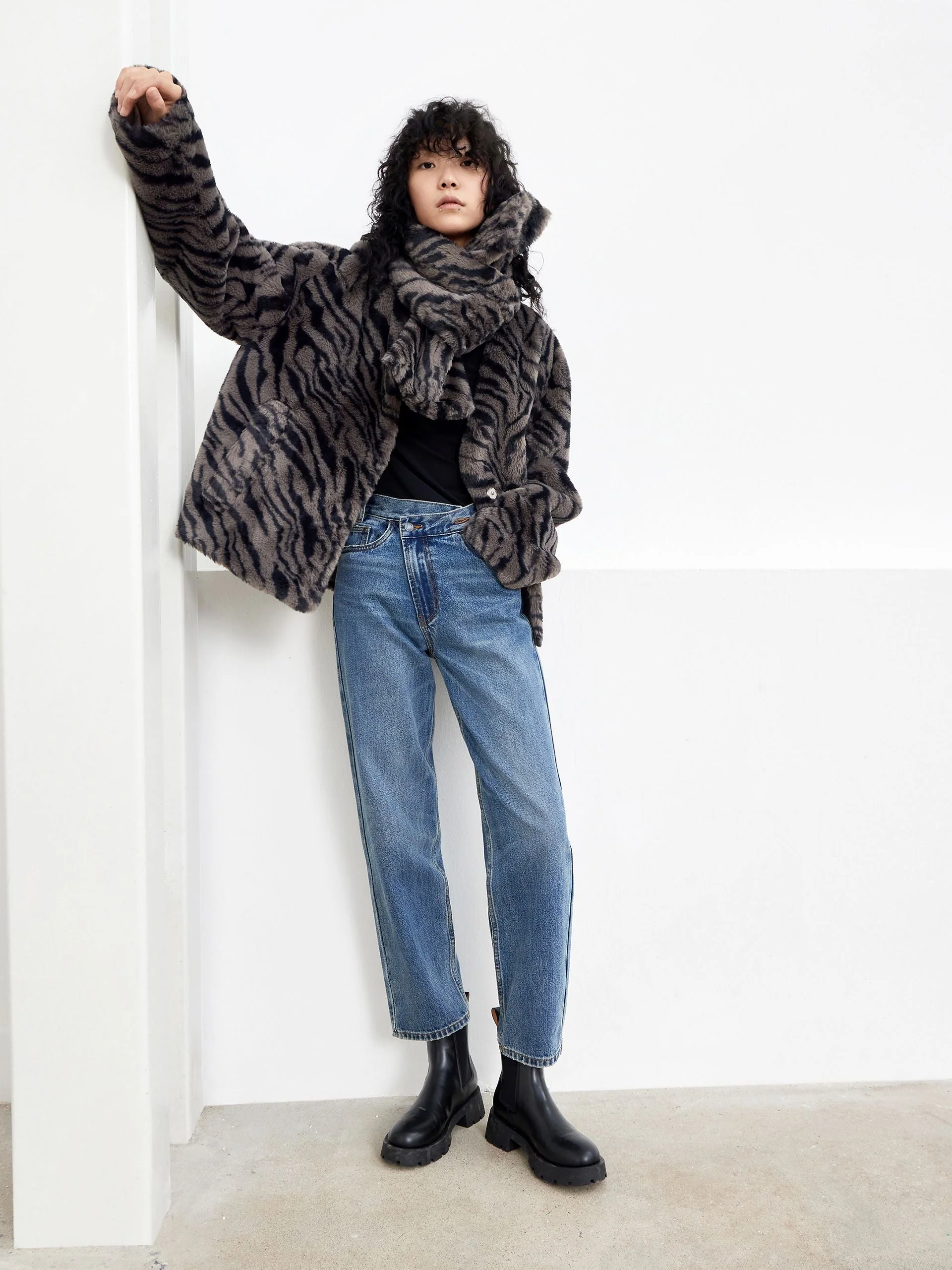 Asymmetric Waistband Faded Tapered Jeans - Image 2