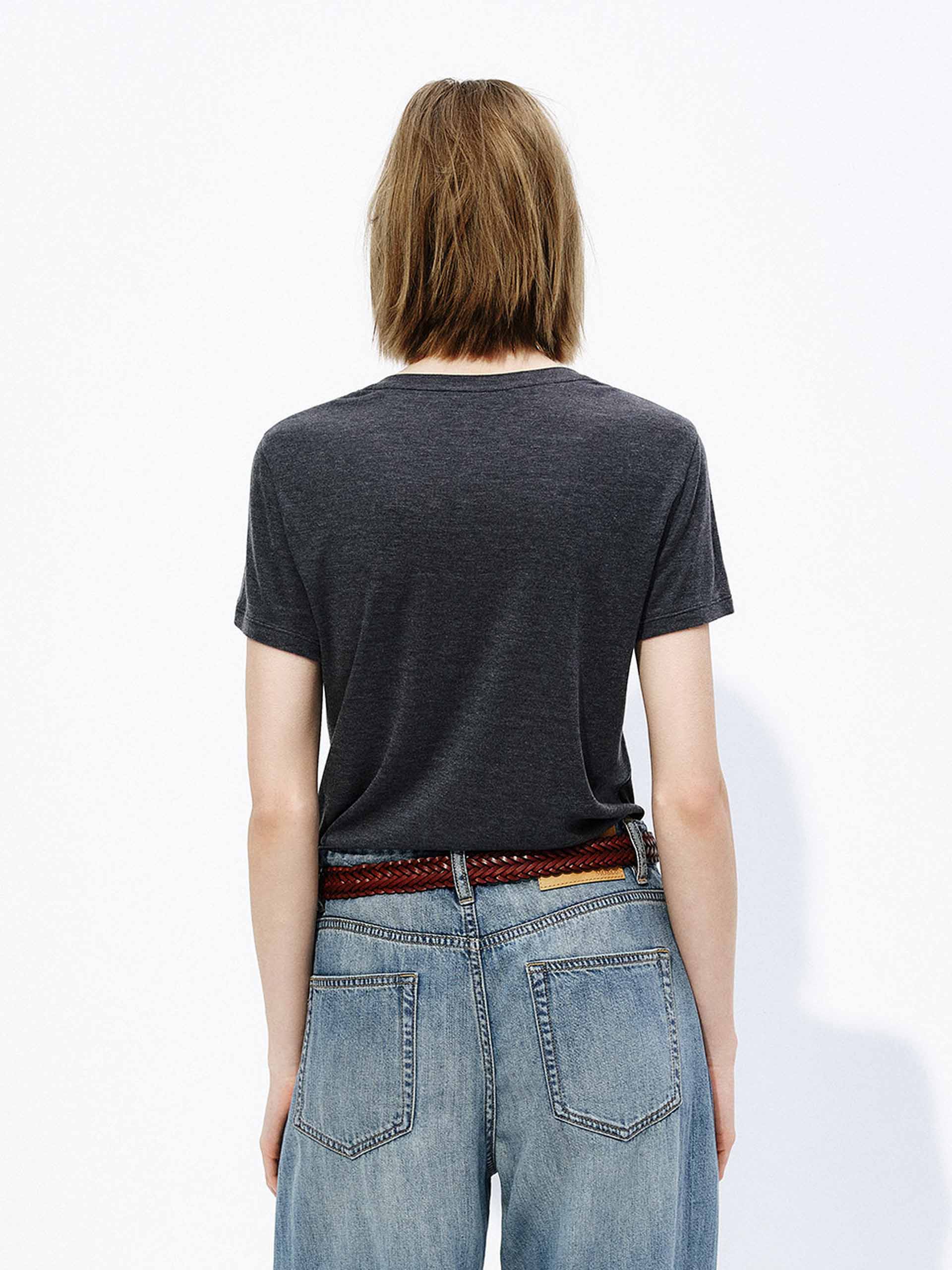 Comfy Fitted V-Neck T-shirt - Image 11