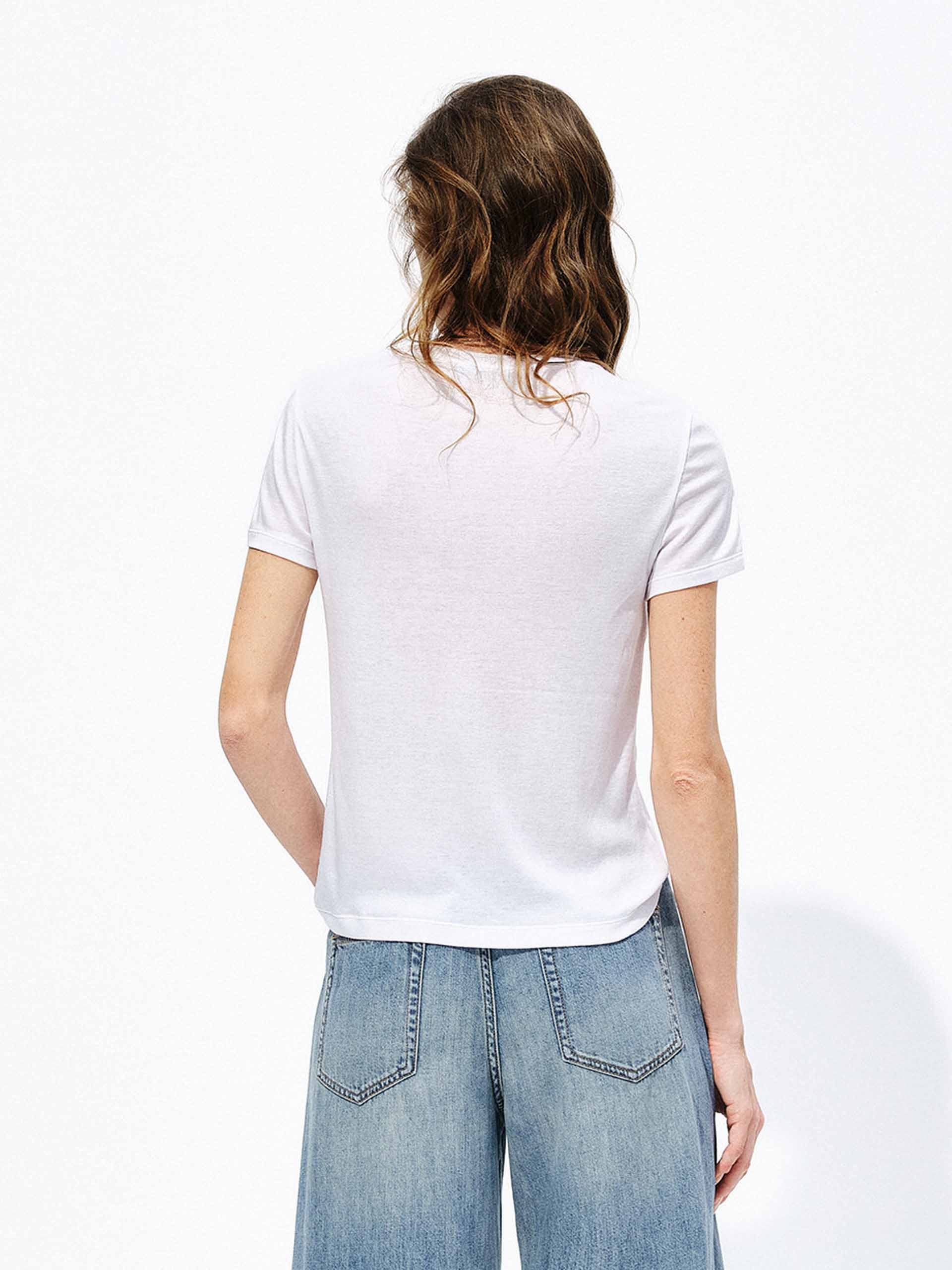 Comfy Fitted V-Neck T-shirt - Image 3