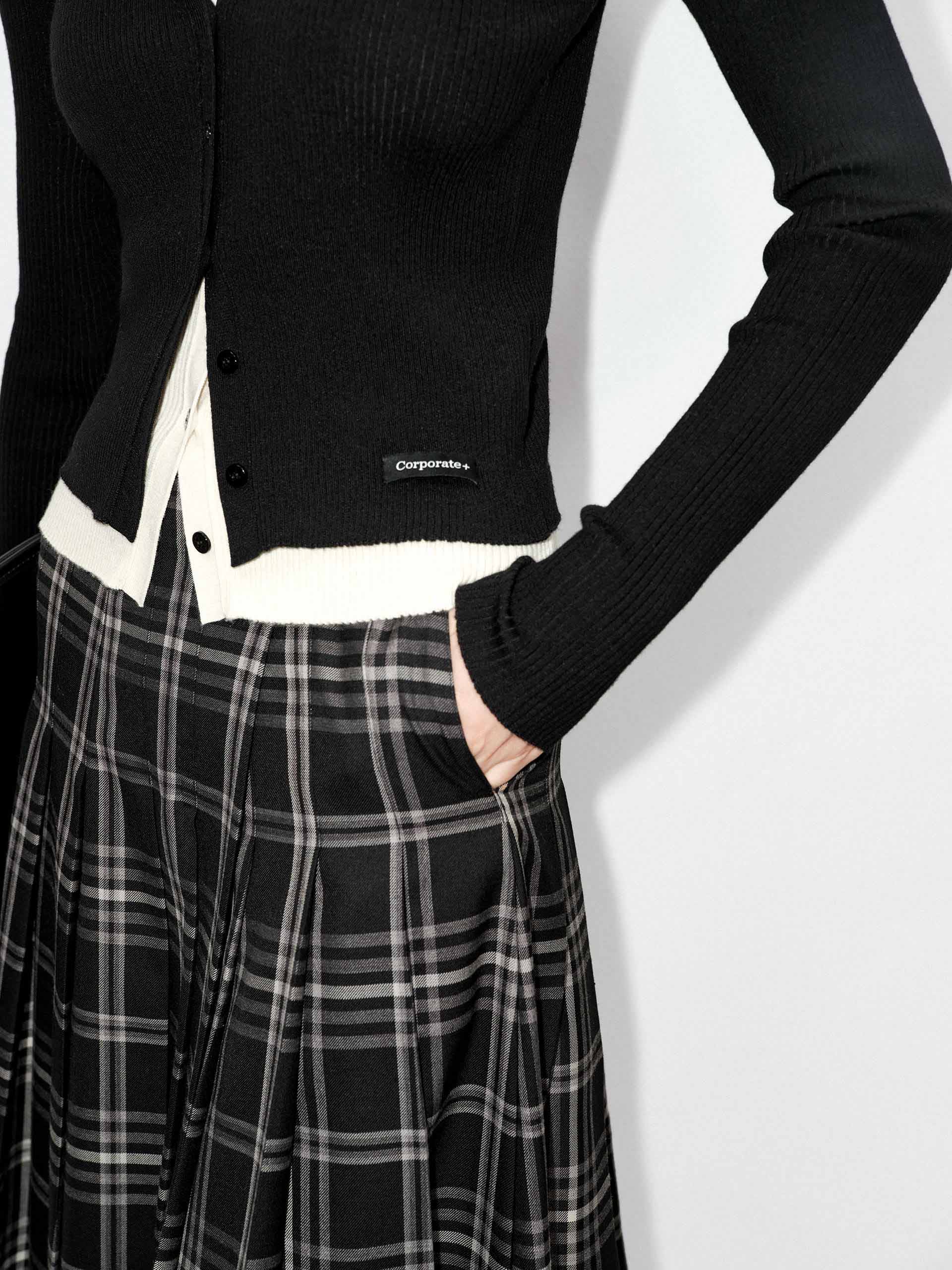 Contrast Detail V-neck Cardigan - Image 14