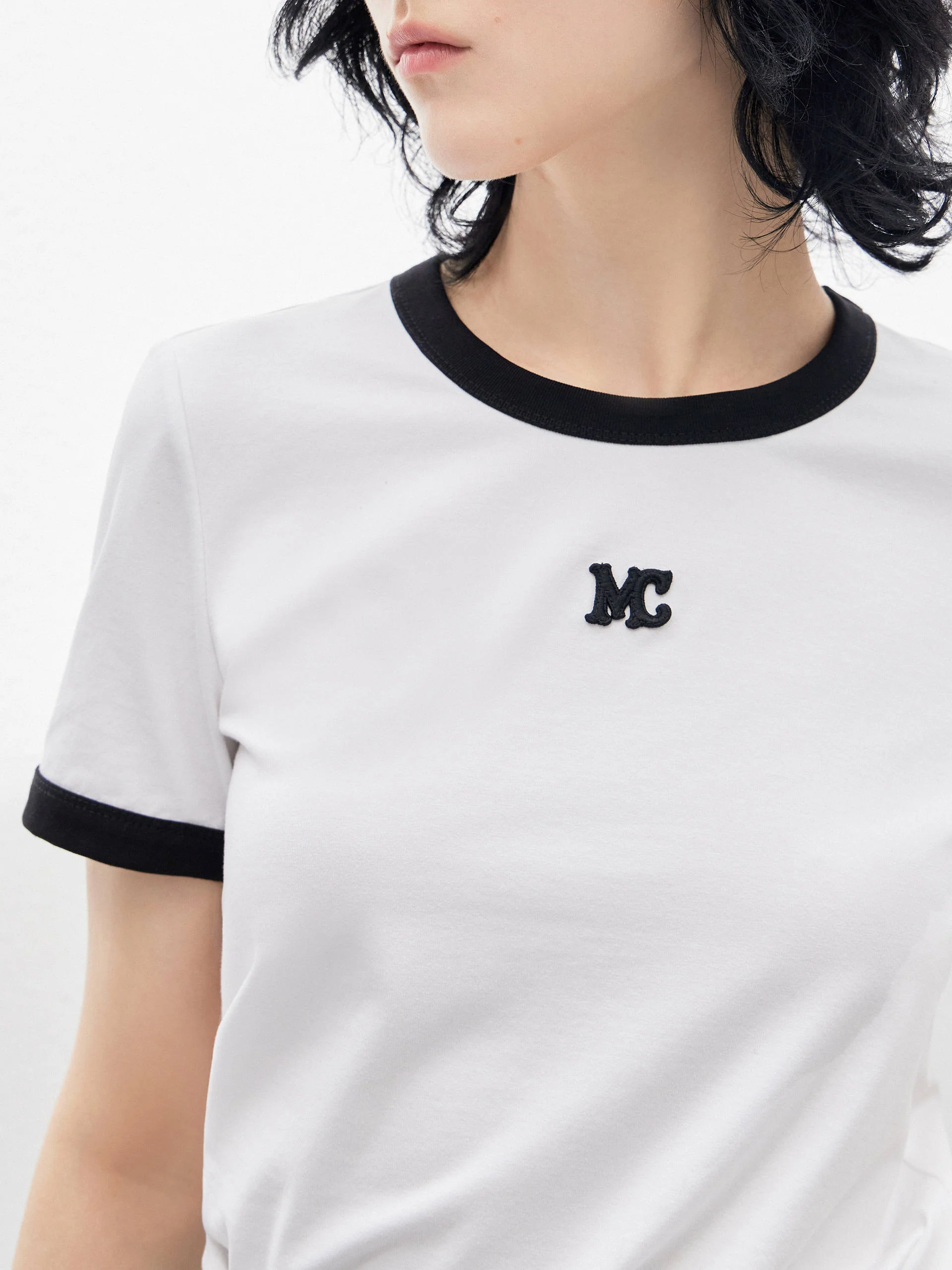 Contrast Round Neck T-shirt - Image 11