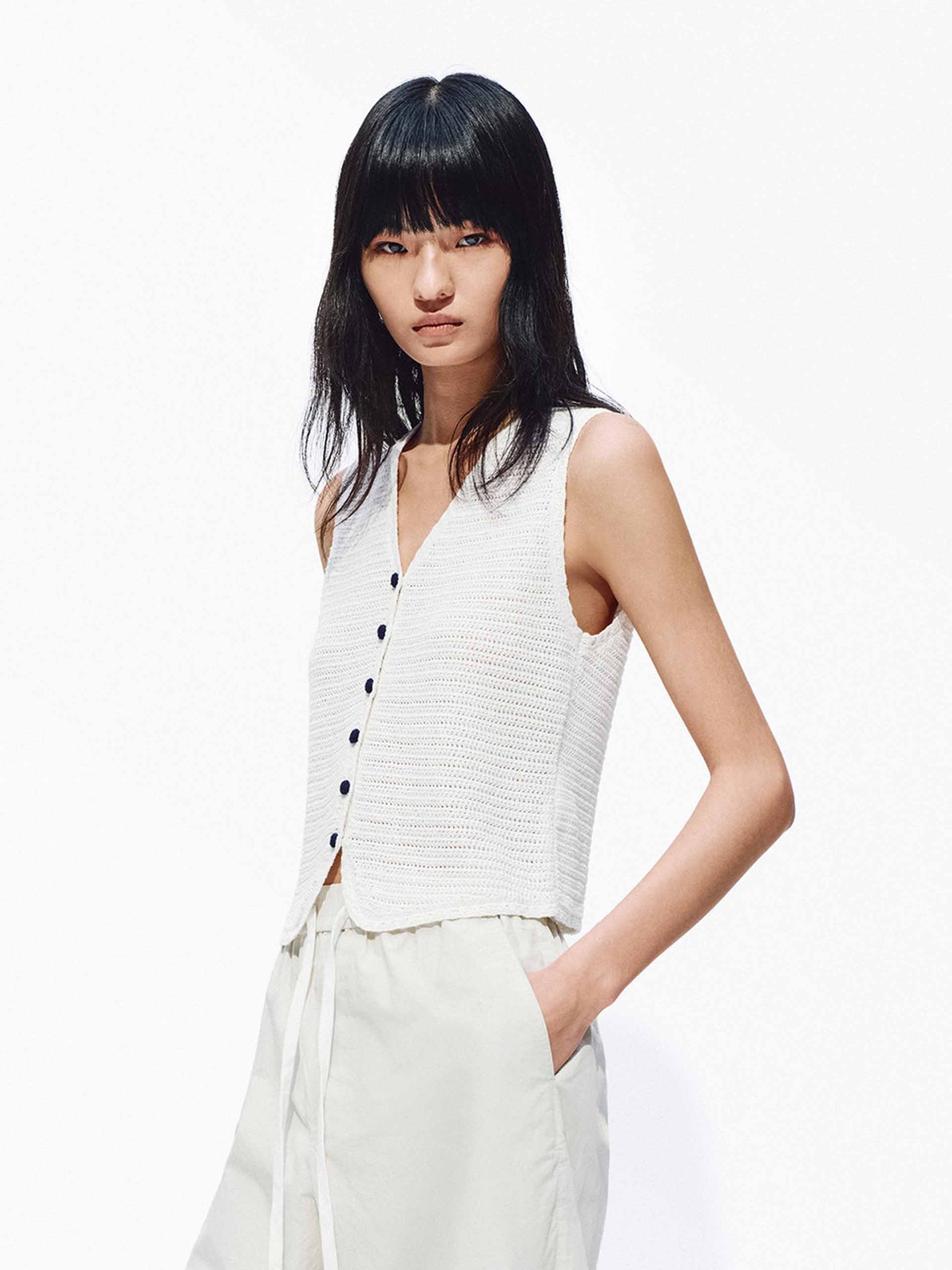 Contrast Trim V-neck Vest - Image 15