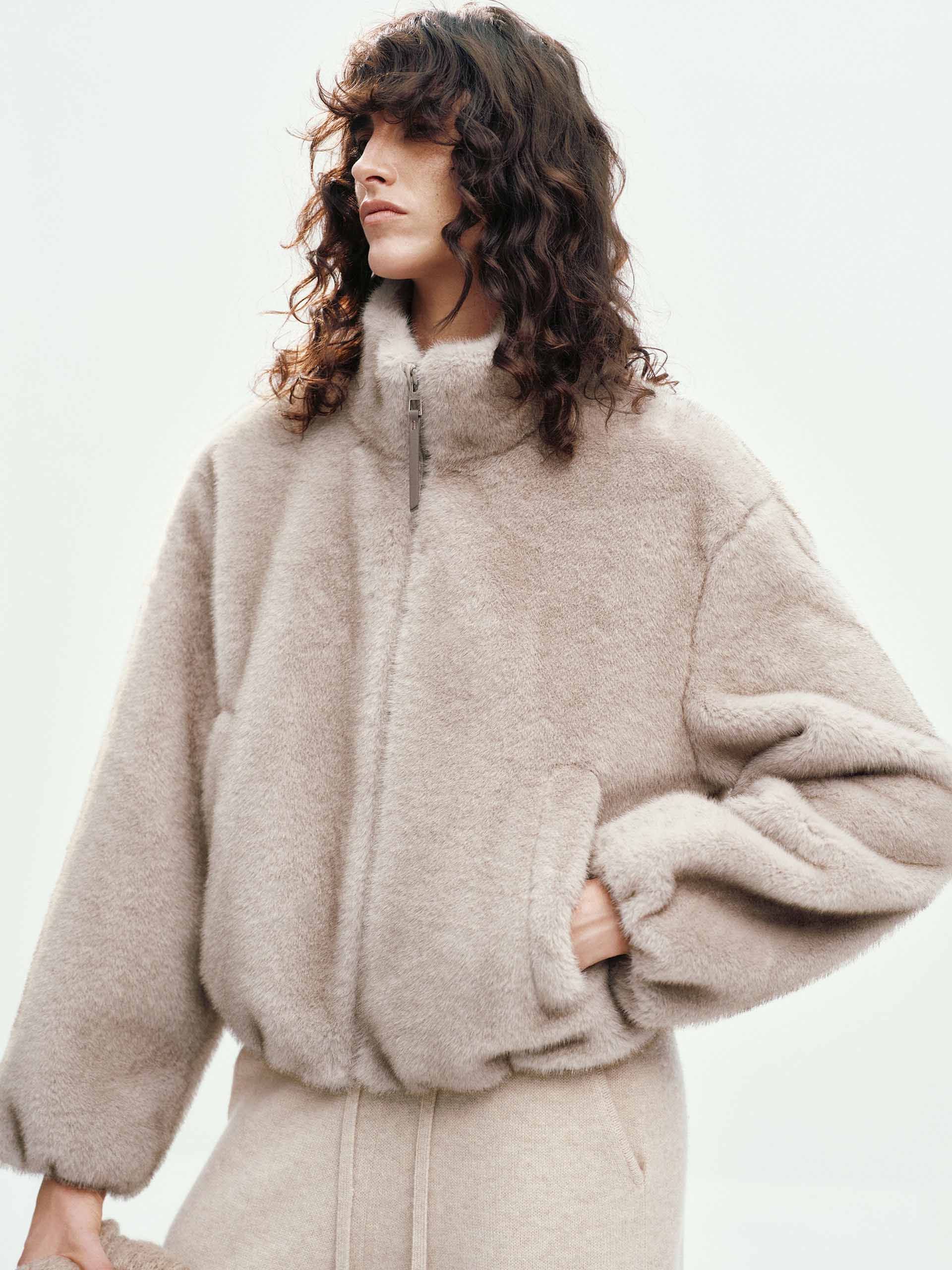 Cropped Fit Faux Fur Coat - Image 3