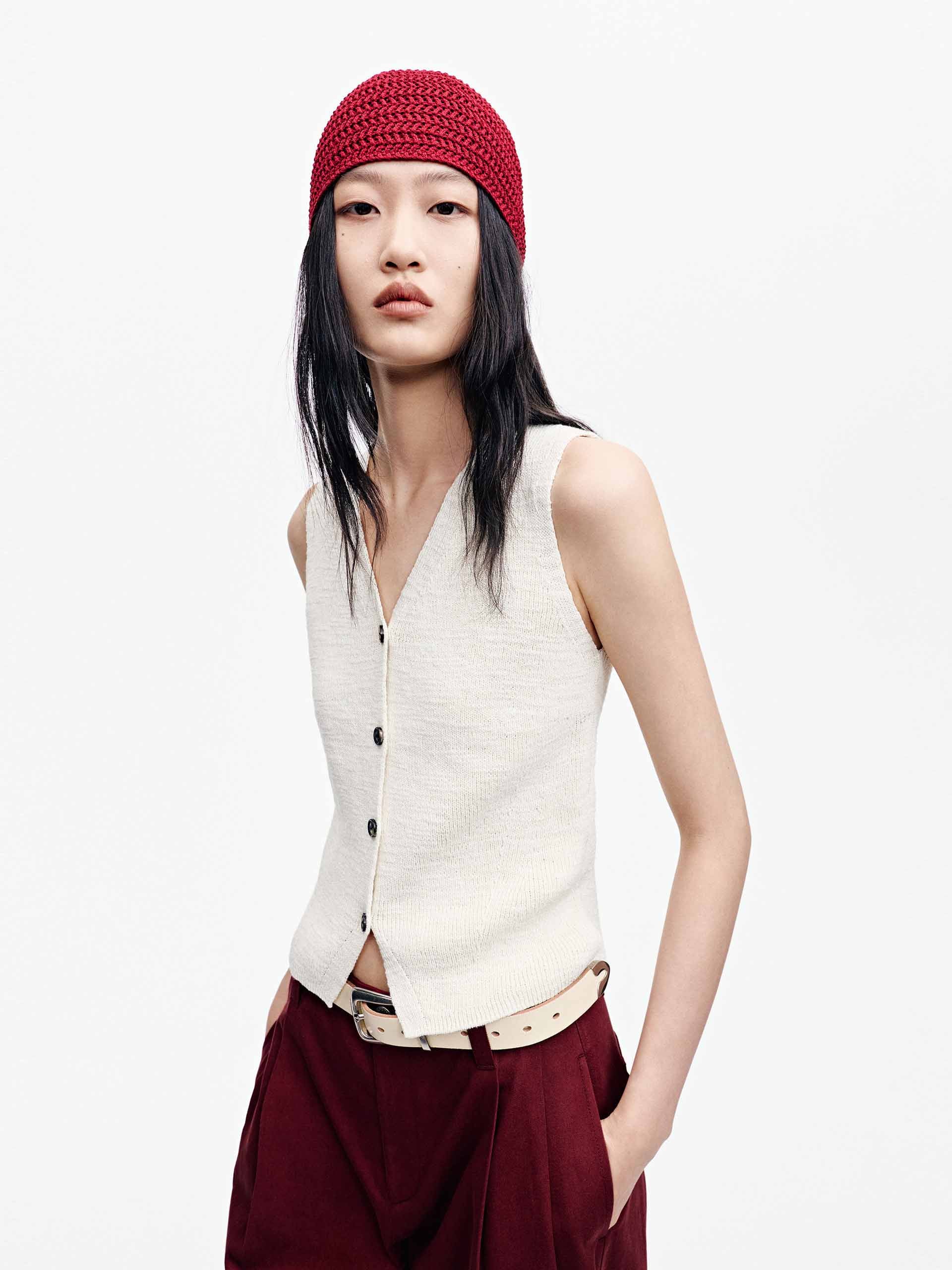 Cropped V-neck Knit Vest - Image 11