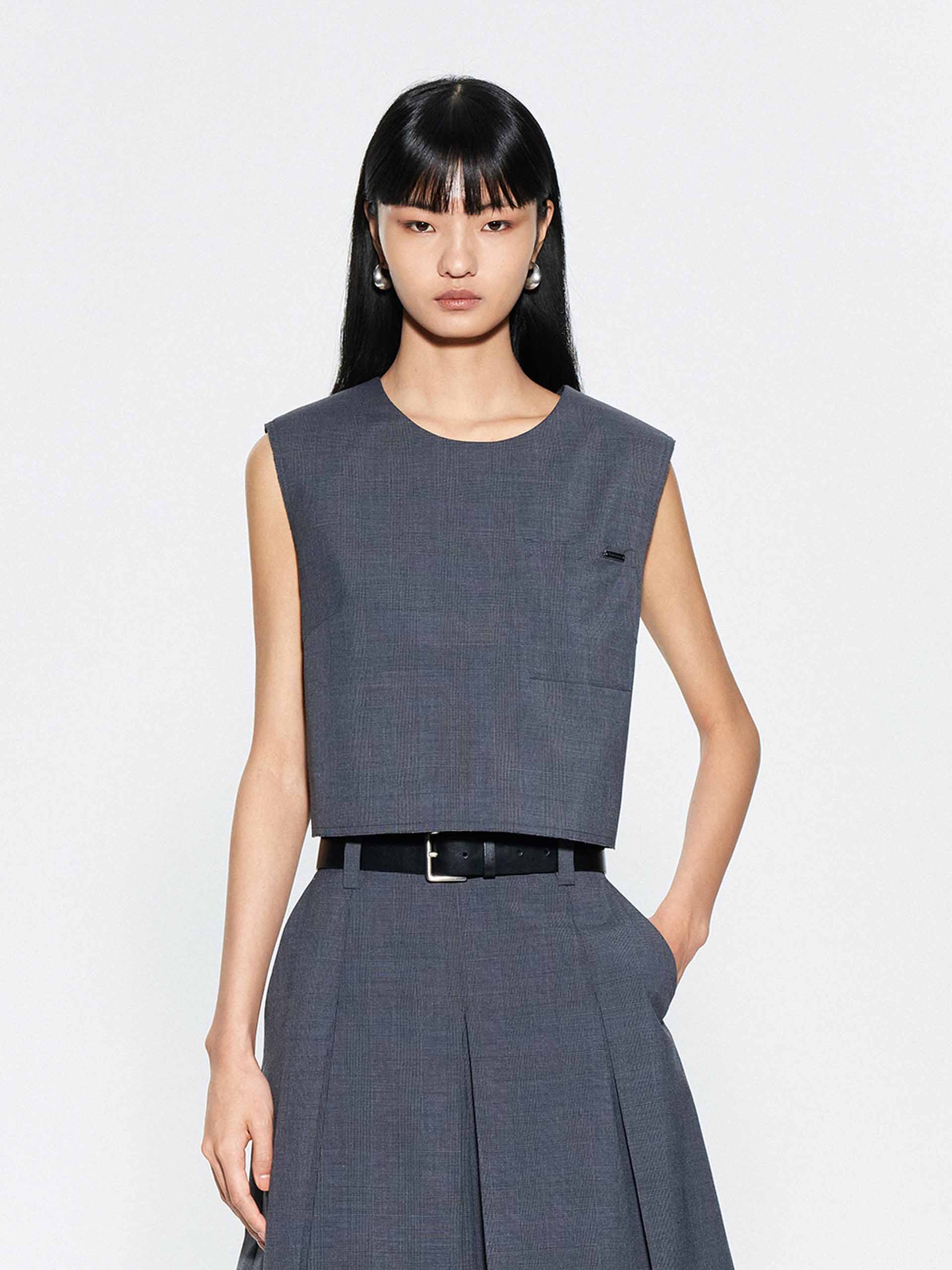 Round Neck Sleeveless Blouse - Image 3
