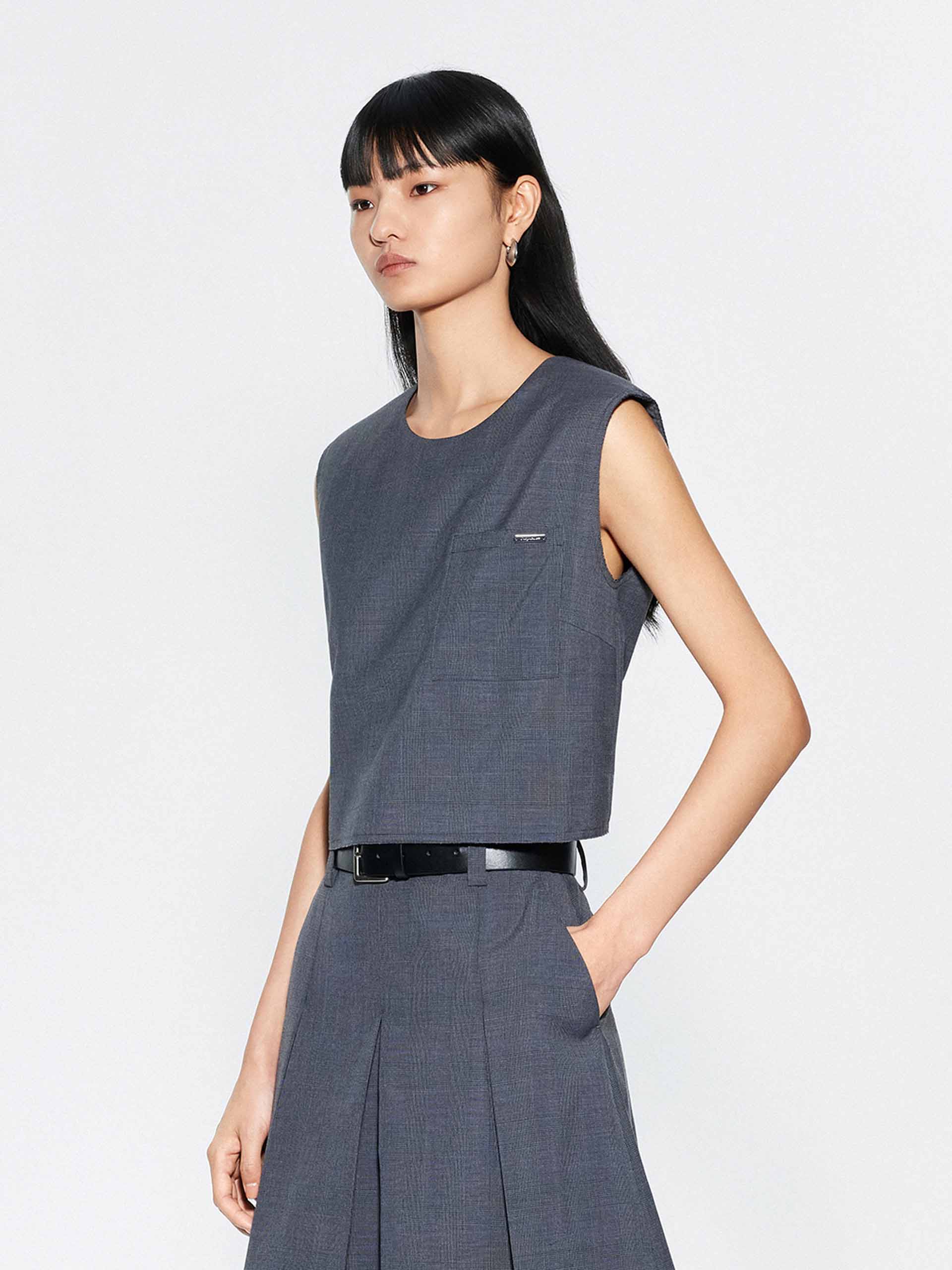 Round Neck Sleeveless Blouse - Image 6