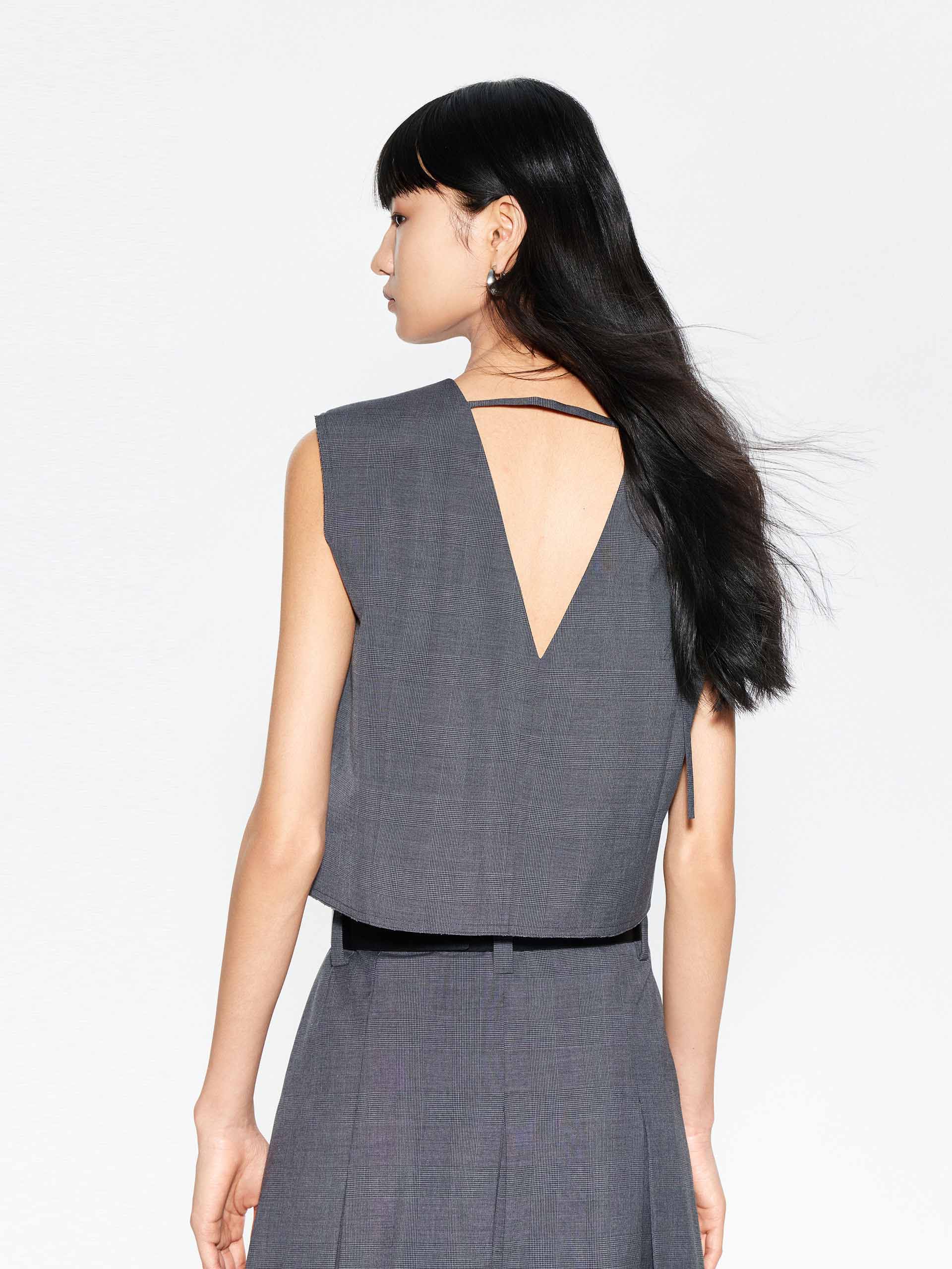 Round Neck Sleeveless Blouse - Image 7
