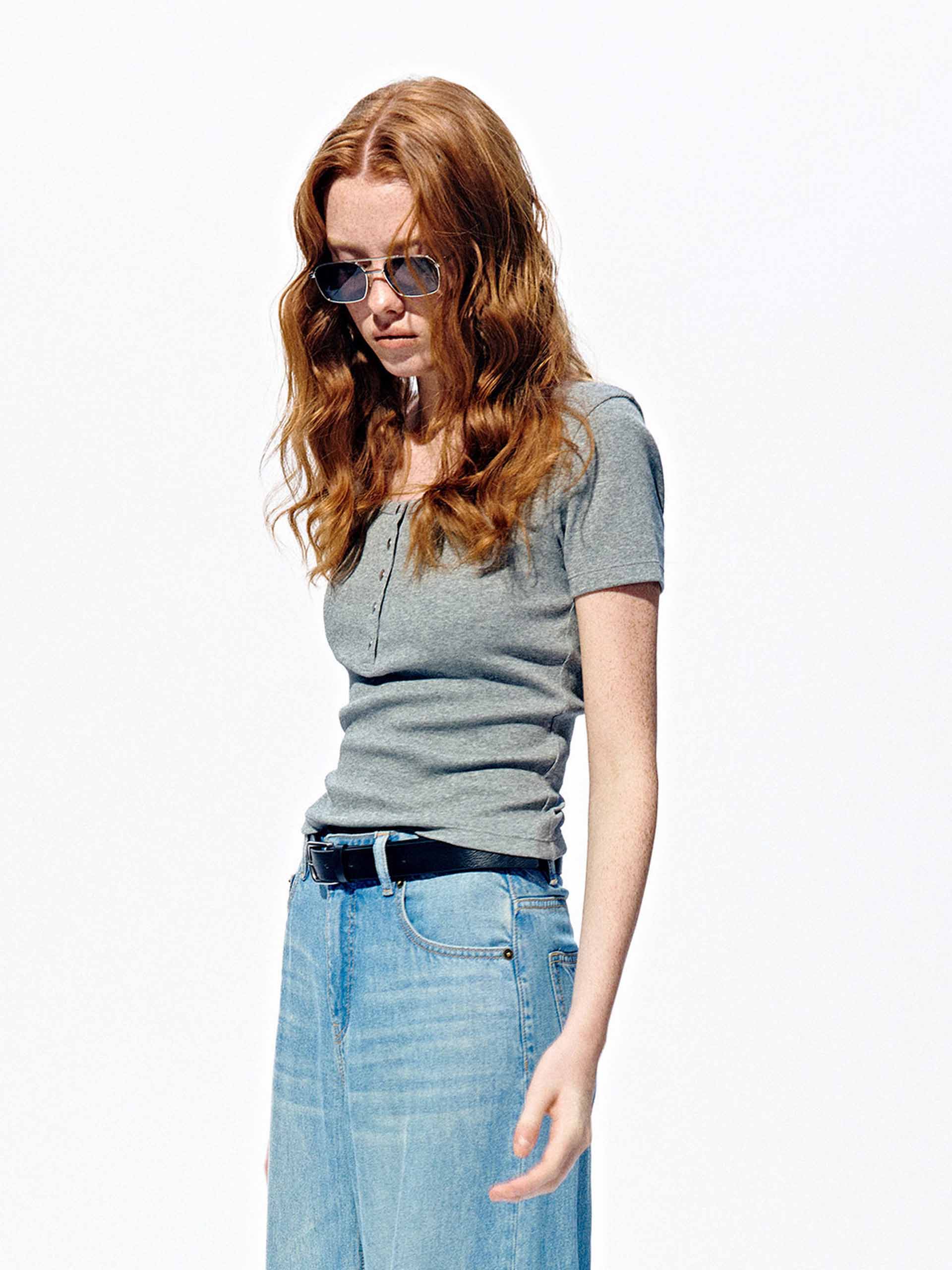 U-Neck Metal Buttons T-Shirt - Image 18