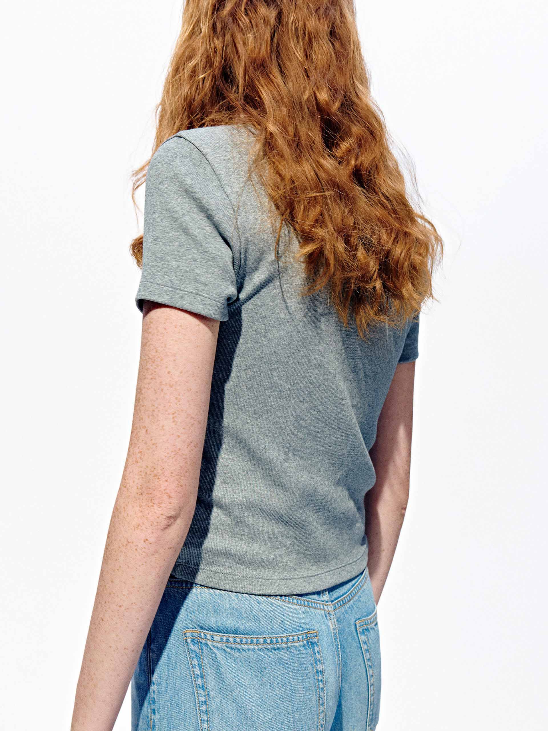 U-Neck Metal Buttons T-Shirt - Image 22