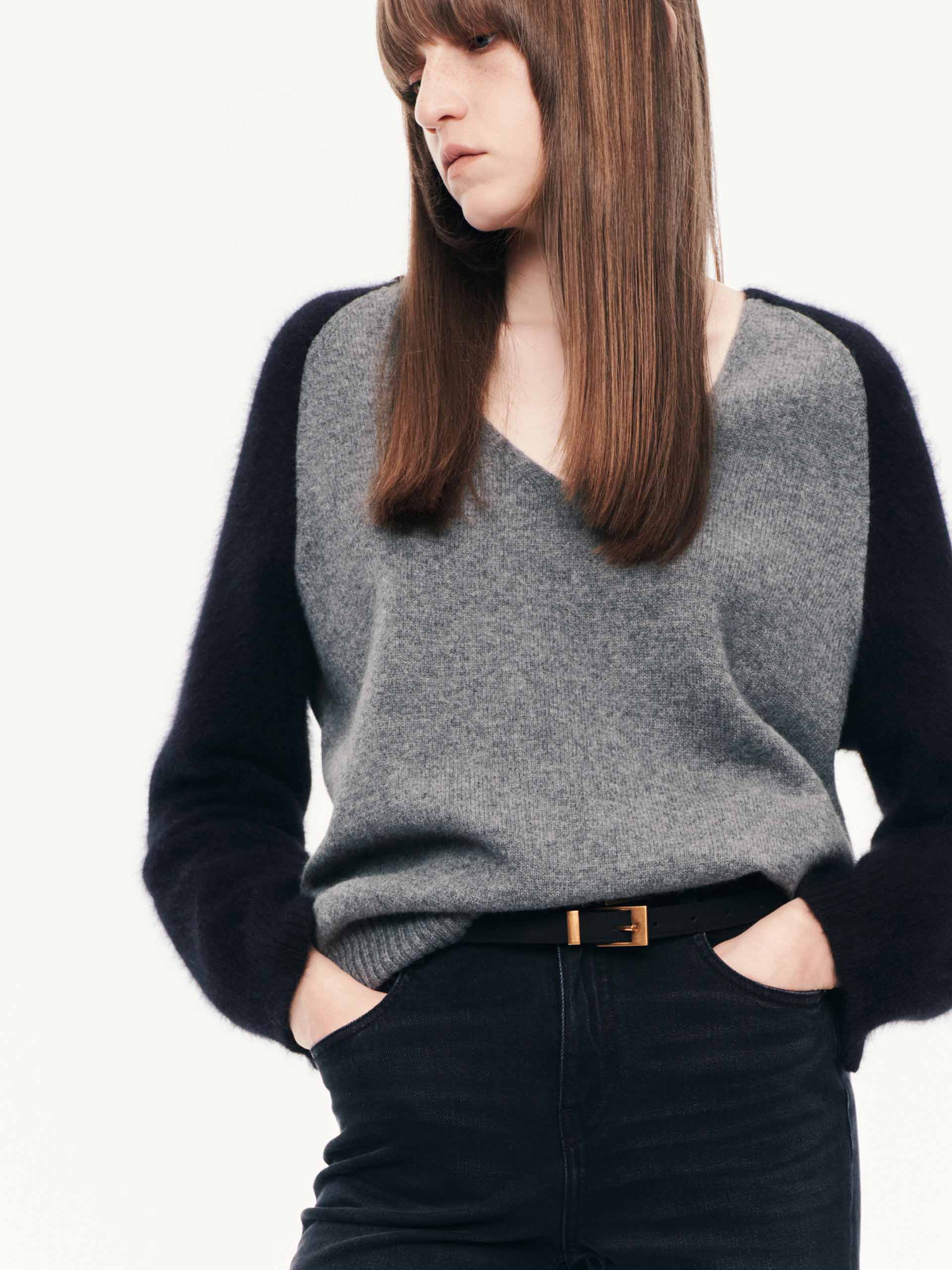 V-neck Contrast Sweater - Image 16