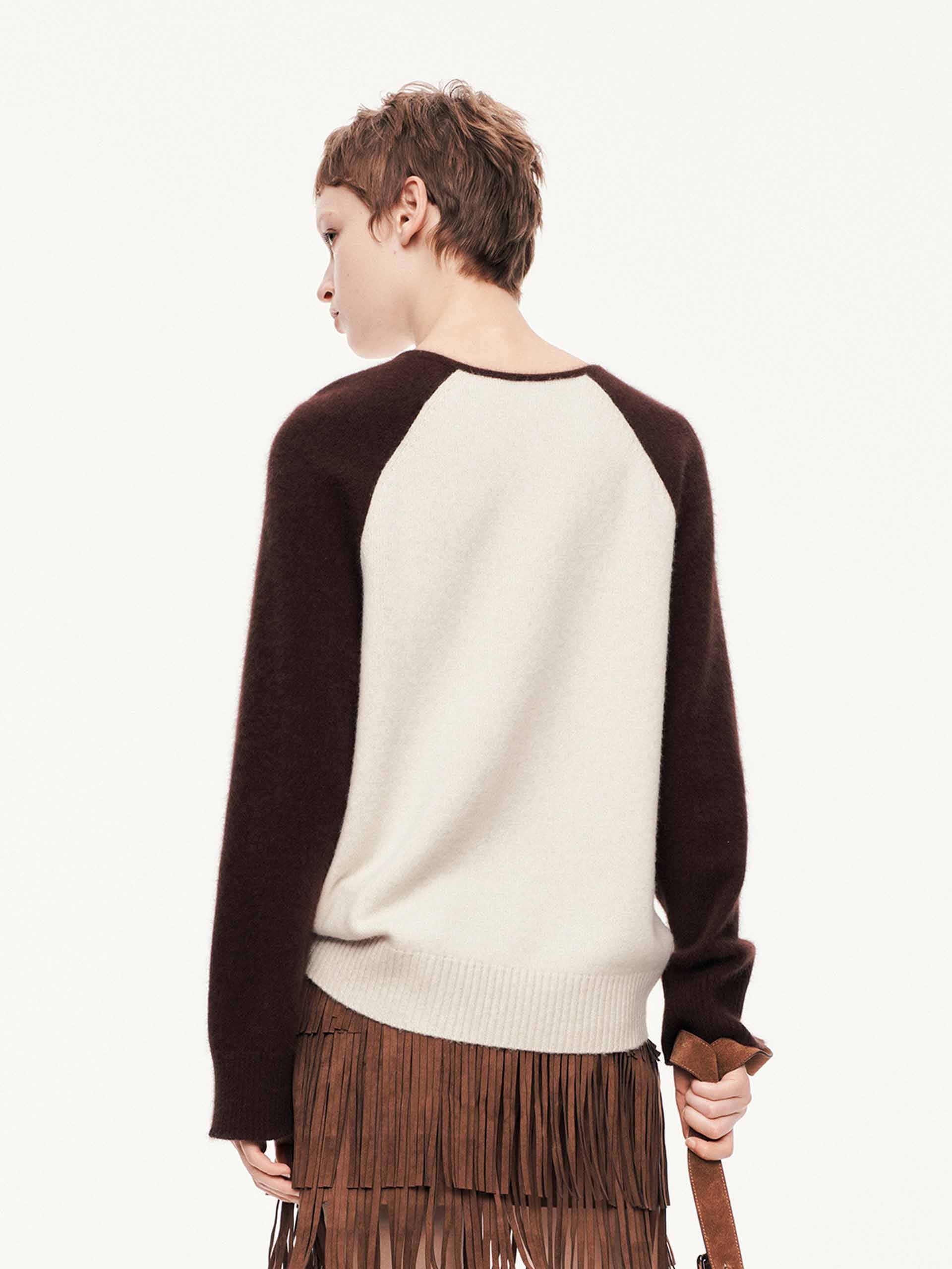 V-neck Contrast Sweater - Image 6