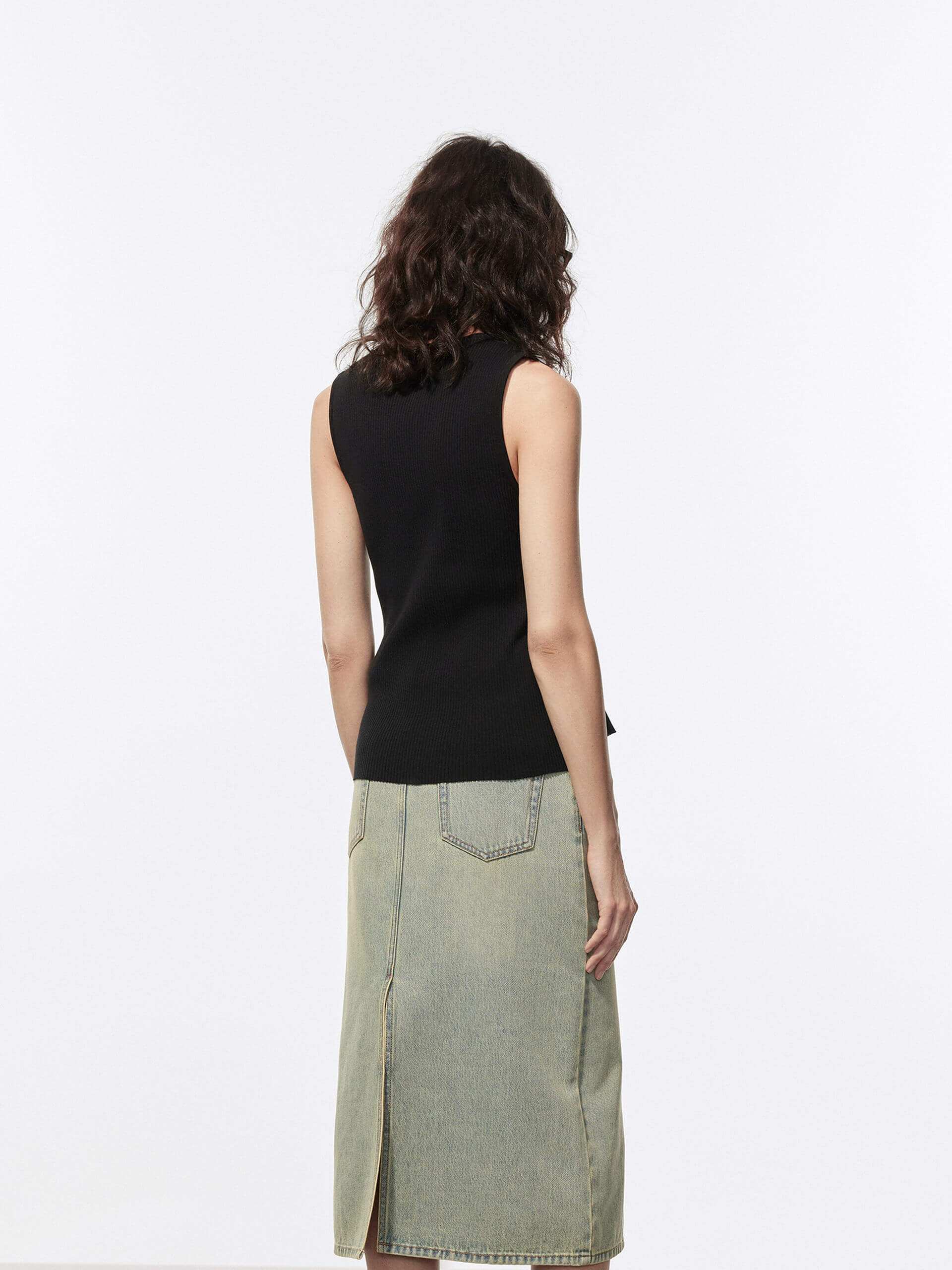 V-neck Ribbed Knit Tank - Image 11