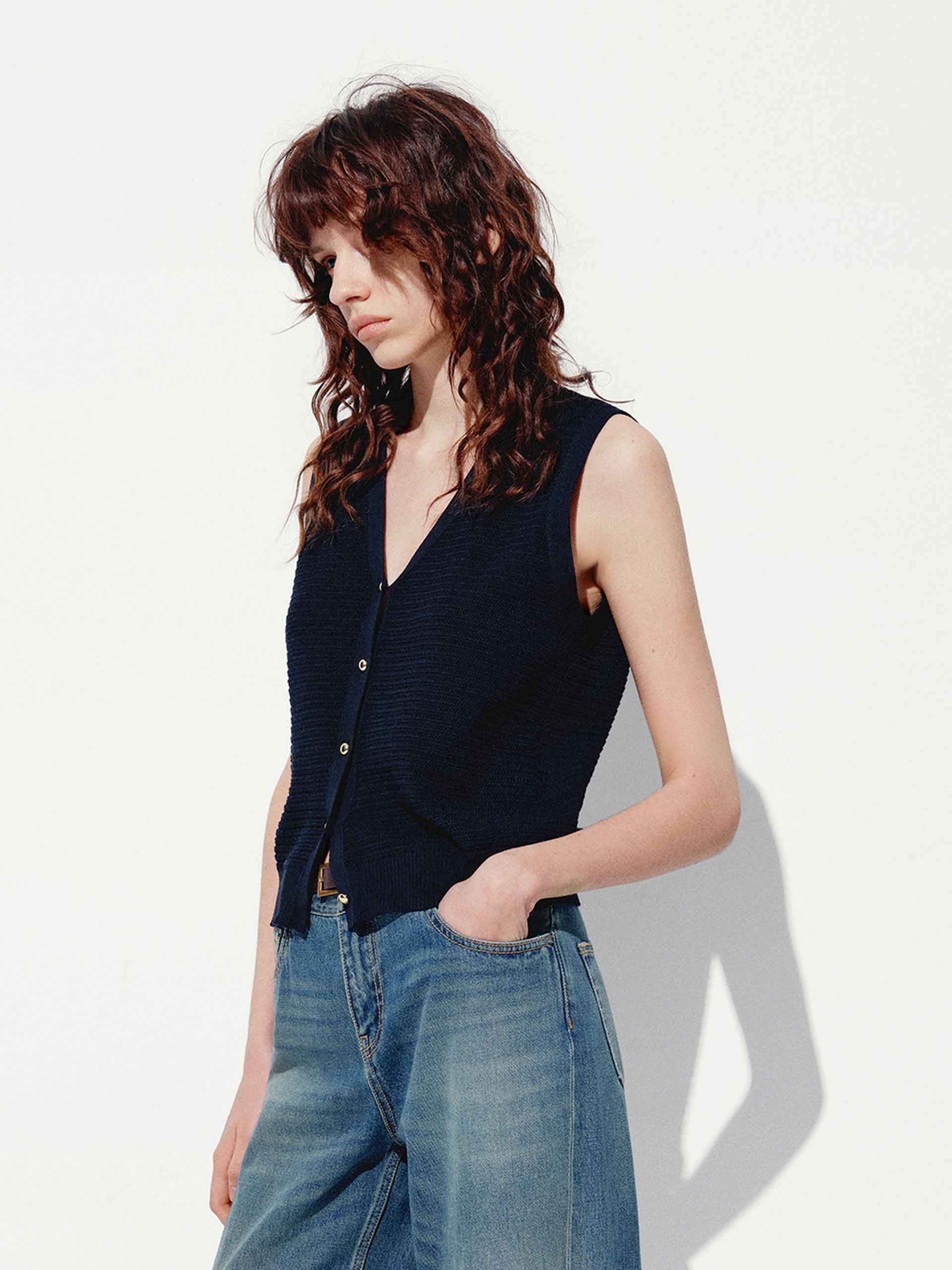V-neck Sleeveless Knit Cardigan - Image 10