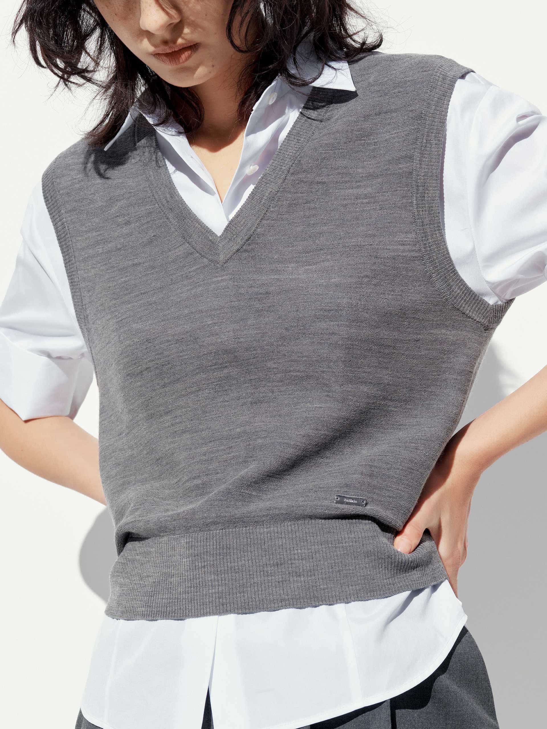 V-neck Wool Knit Vest - Image 7