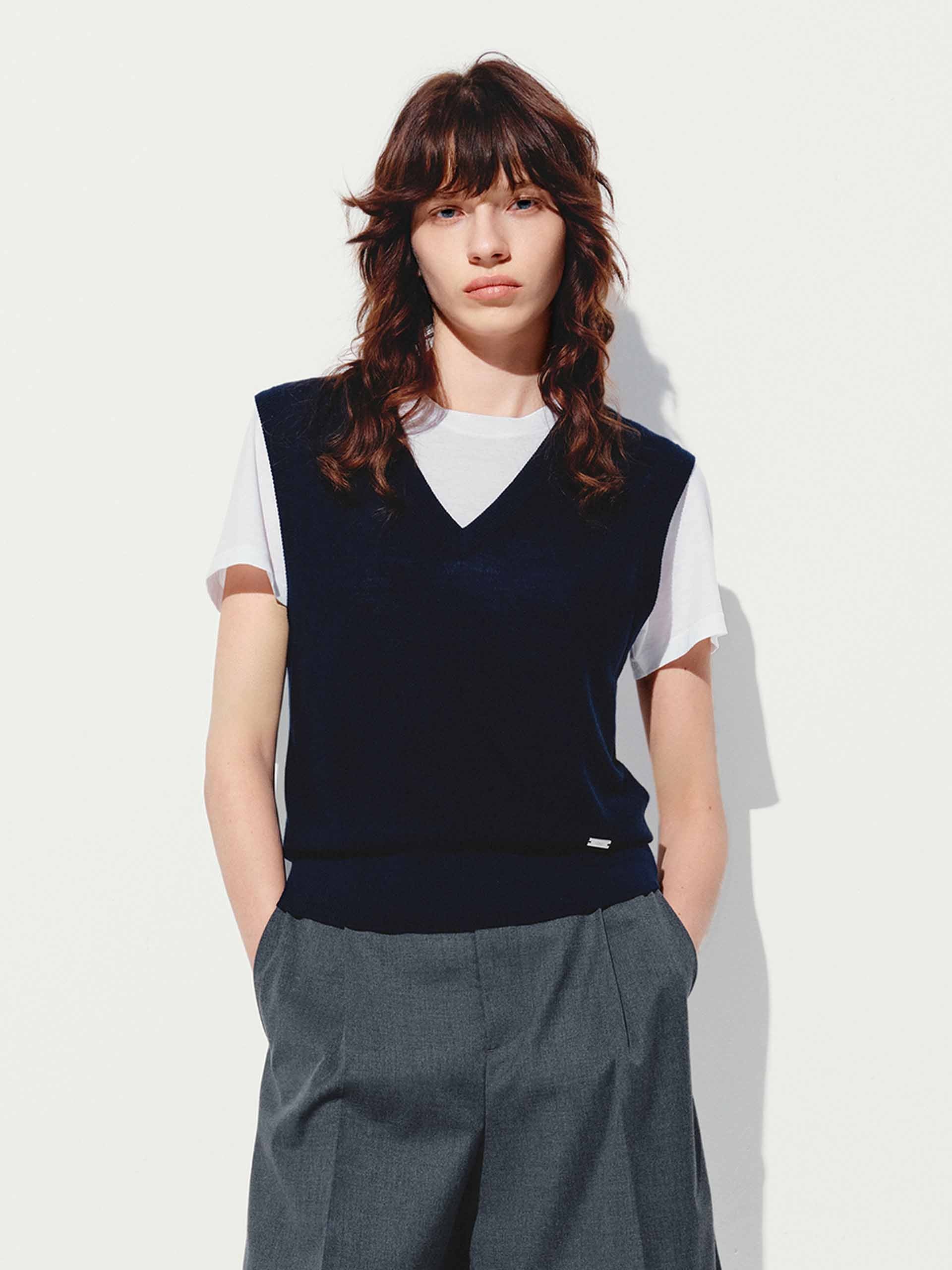 V-neck Wool Knit Vest - Image 8